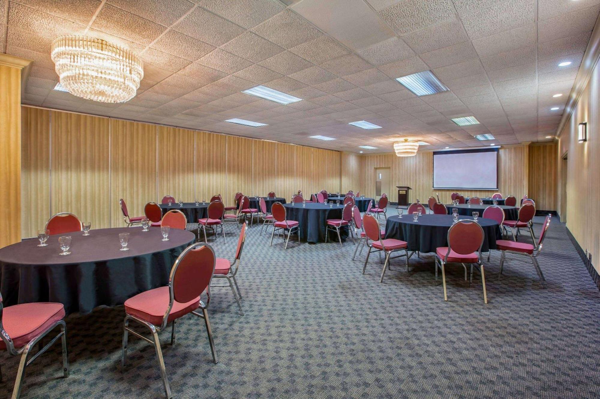 Days Inn By Wyndham Sudbury & Conference Centre Exterior photo